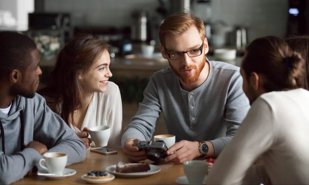 Junge Leute beim Kaffeetrinken