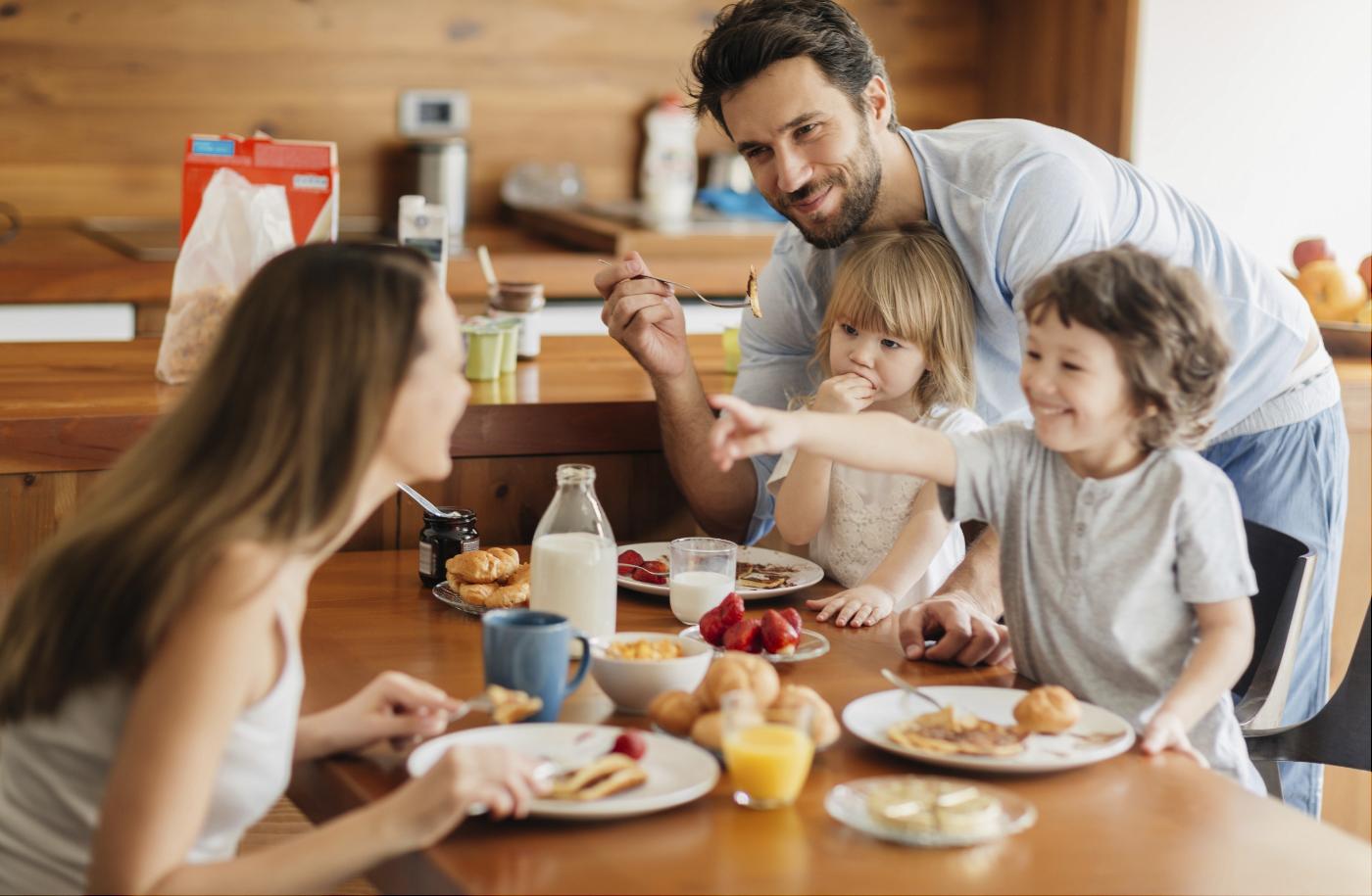 Familie beim Frühstück
