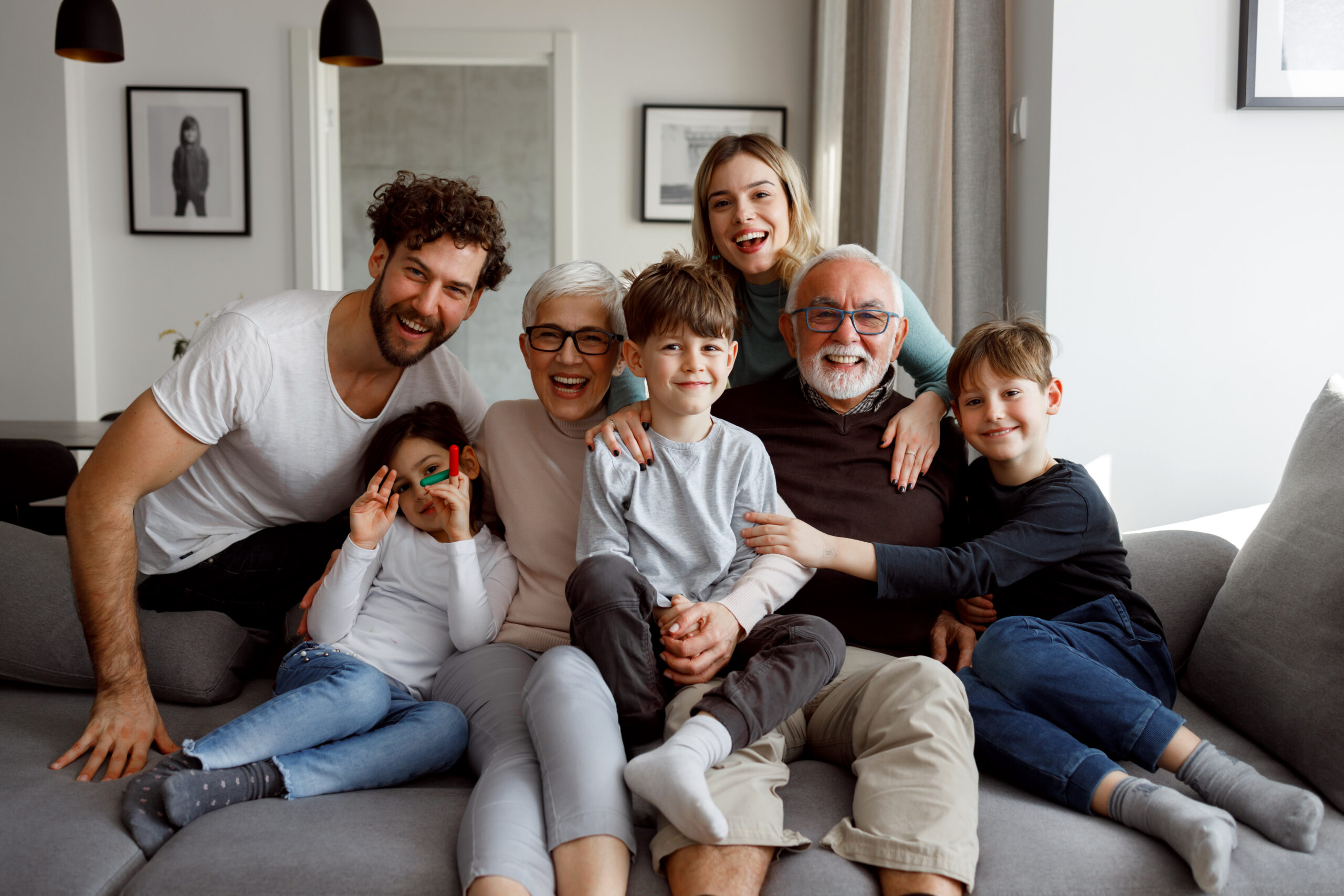 Big family Familie auf dem Sofa