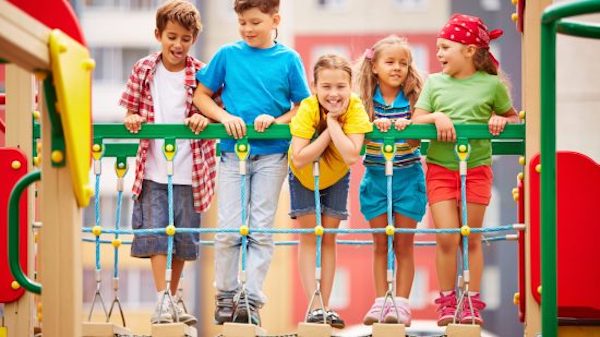 Kinder auf dem Spielplatz