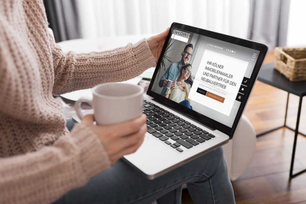 Frau mit Laptop und Tasse