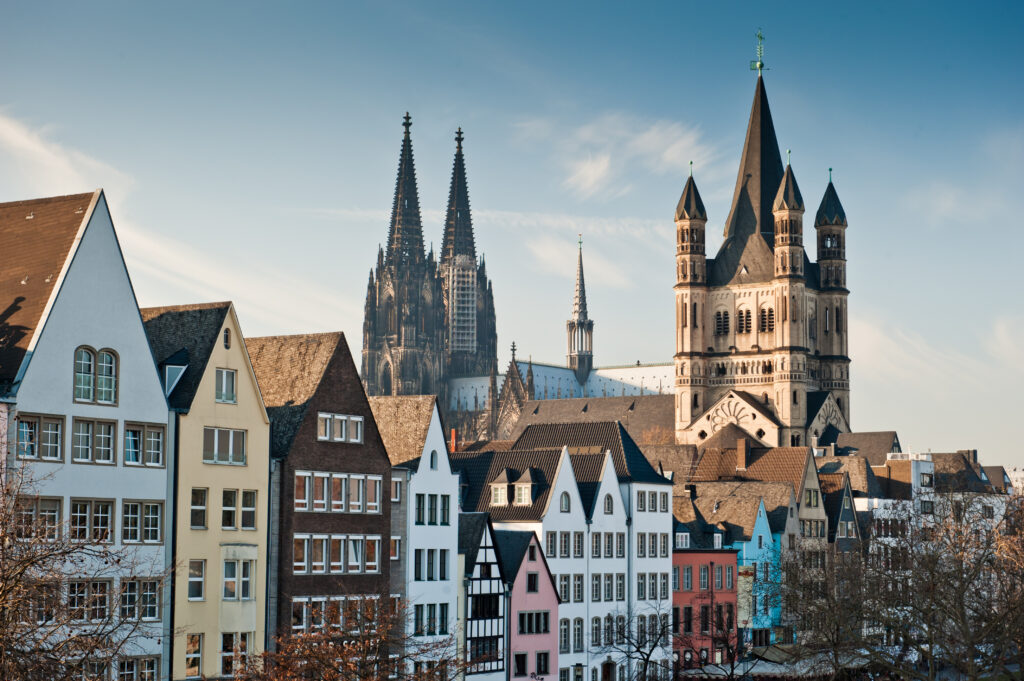 Häuser in Köln mit Blick auf den Dom