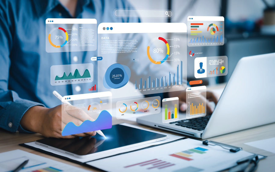 Mann am Tablet arbeitet mit Daten und Graphen