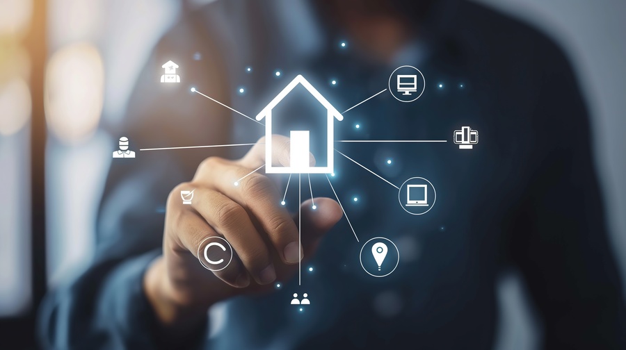 Mann zeigt mit Finger auf digitales Haus