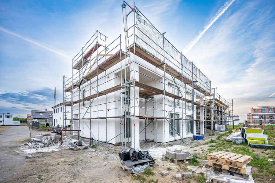 Neubau mit Gerüst