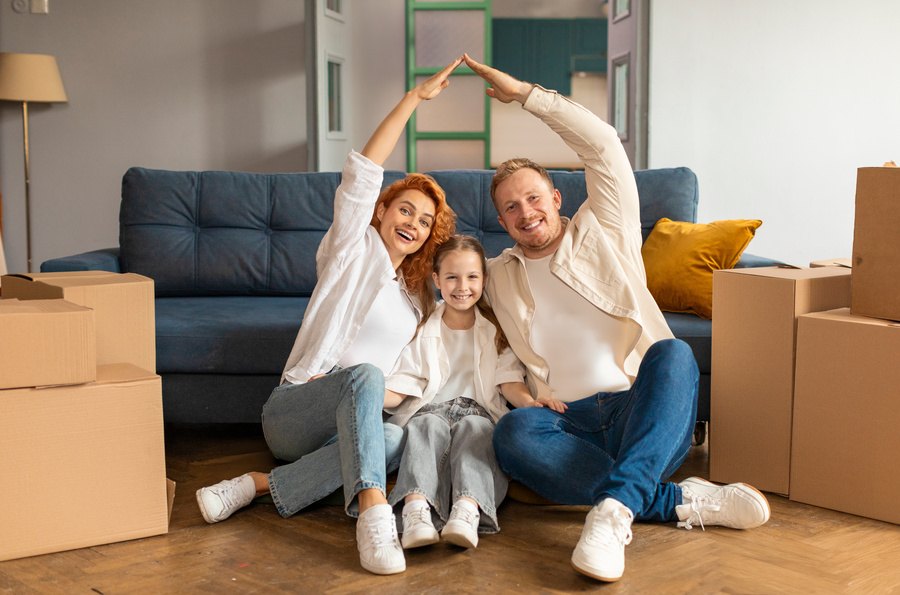 Familie beim Umzug formt mit den Armen ein Dach